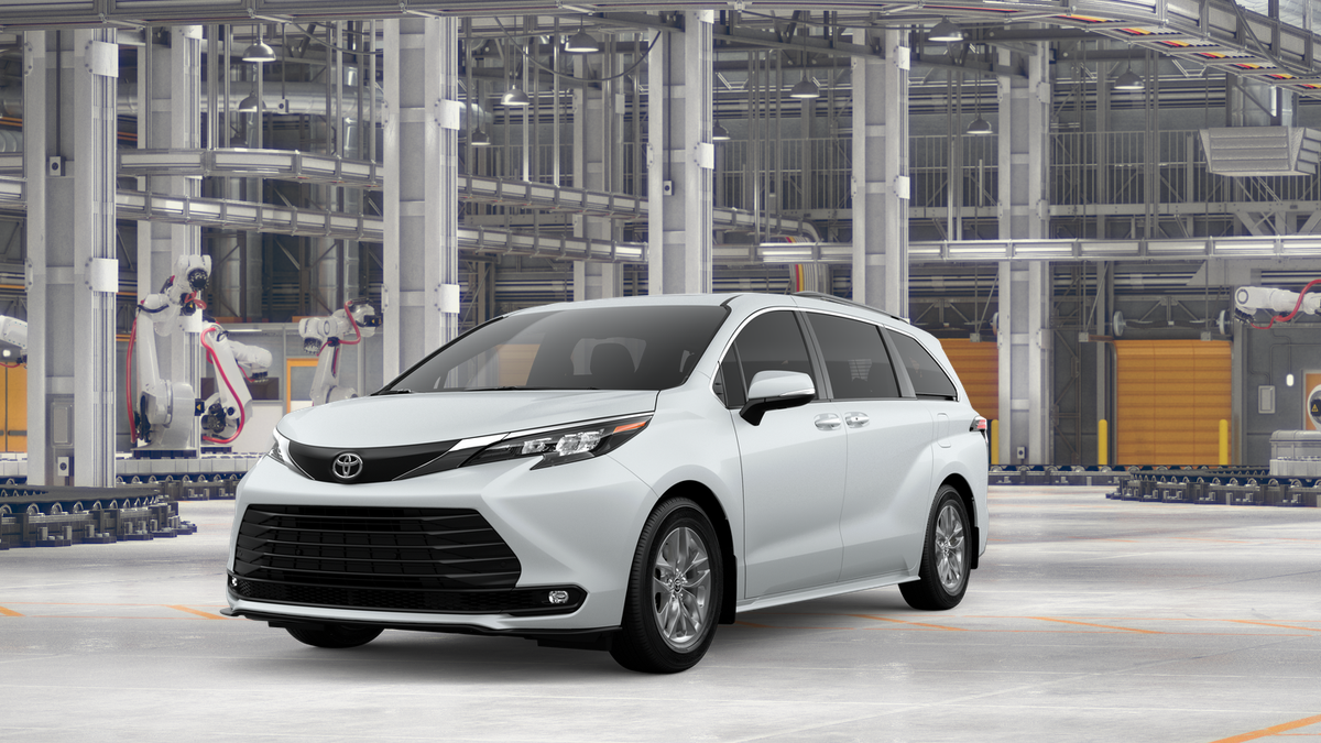 2026 Toyota Sienna XLE 7-Passenger Hybrid FWD's photo
