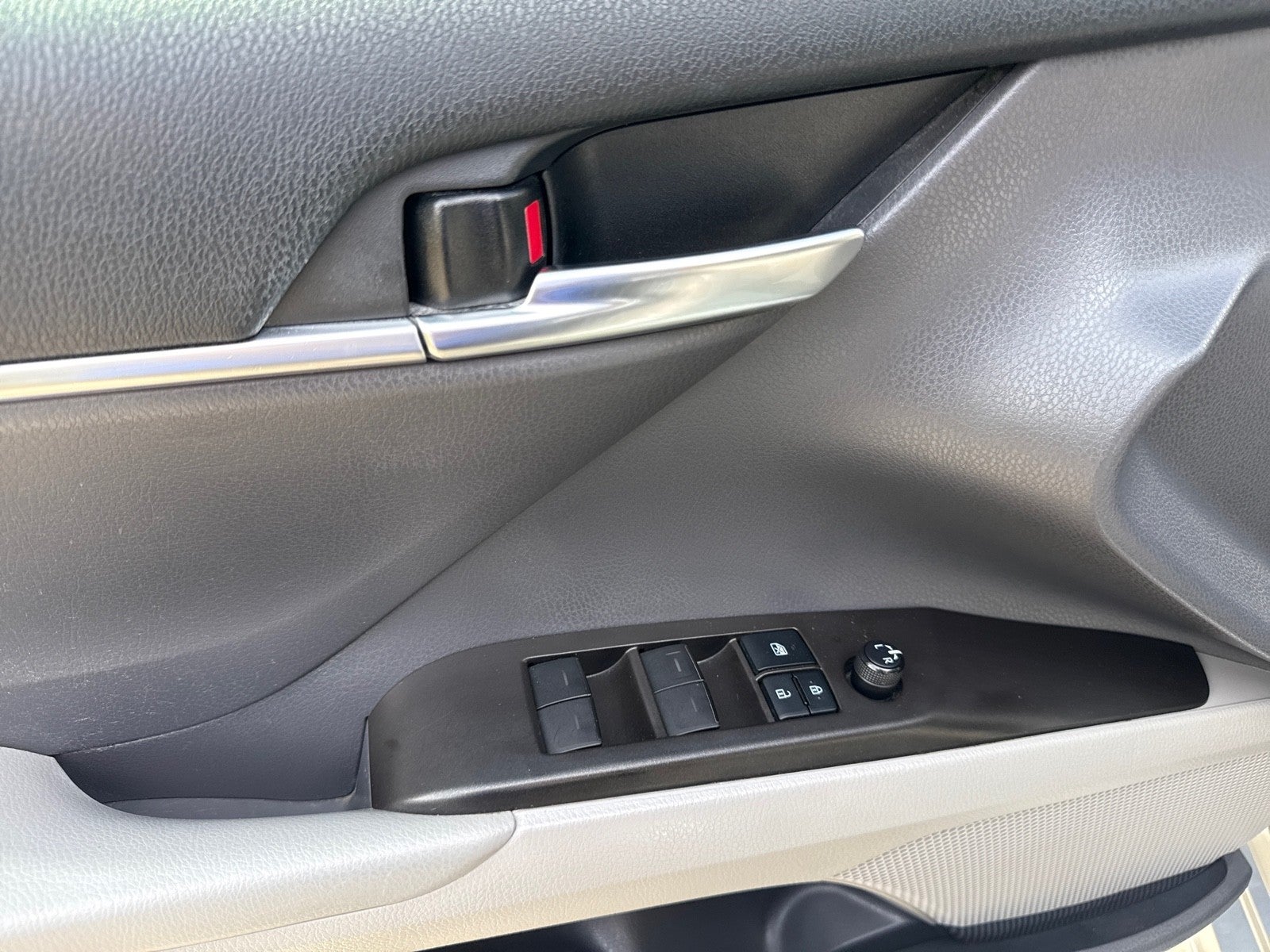 2022 Toyota Camry Hybrid SE