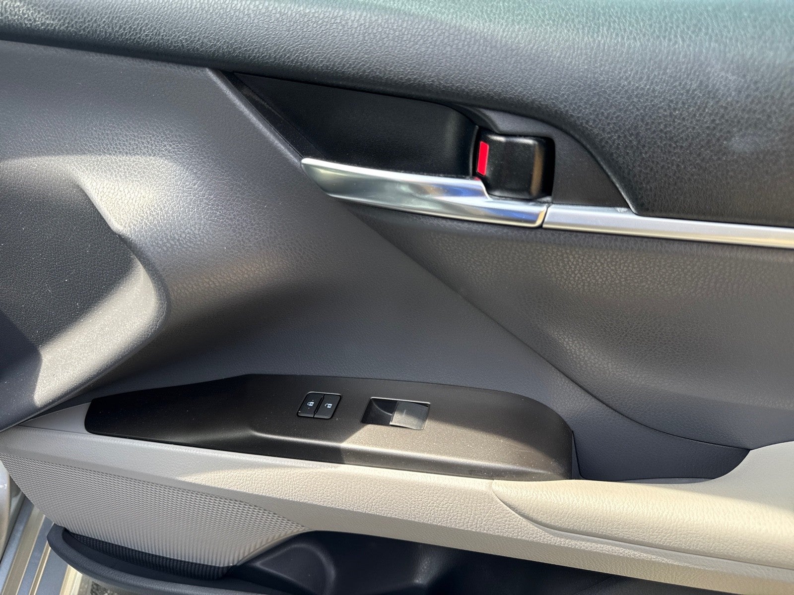 2022 Toyota Camry Hybrid SE