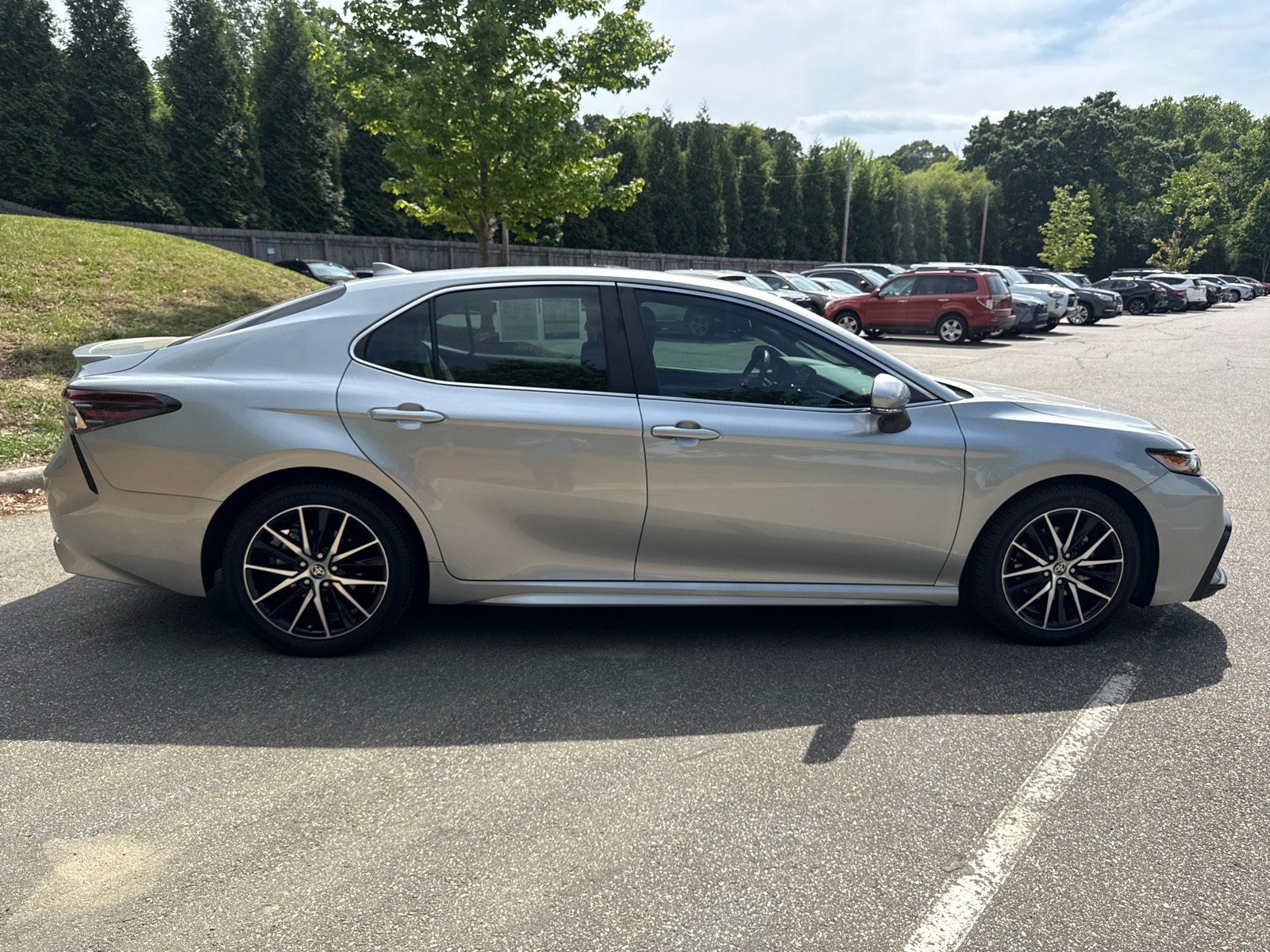 2022 Toyota Camry Hybrid SE