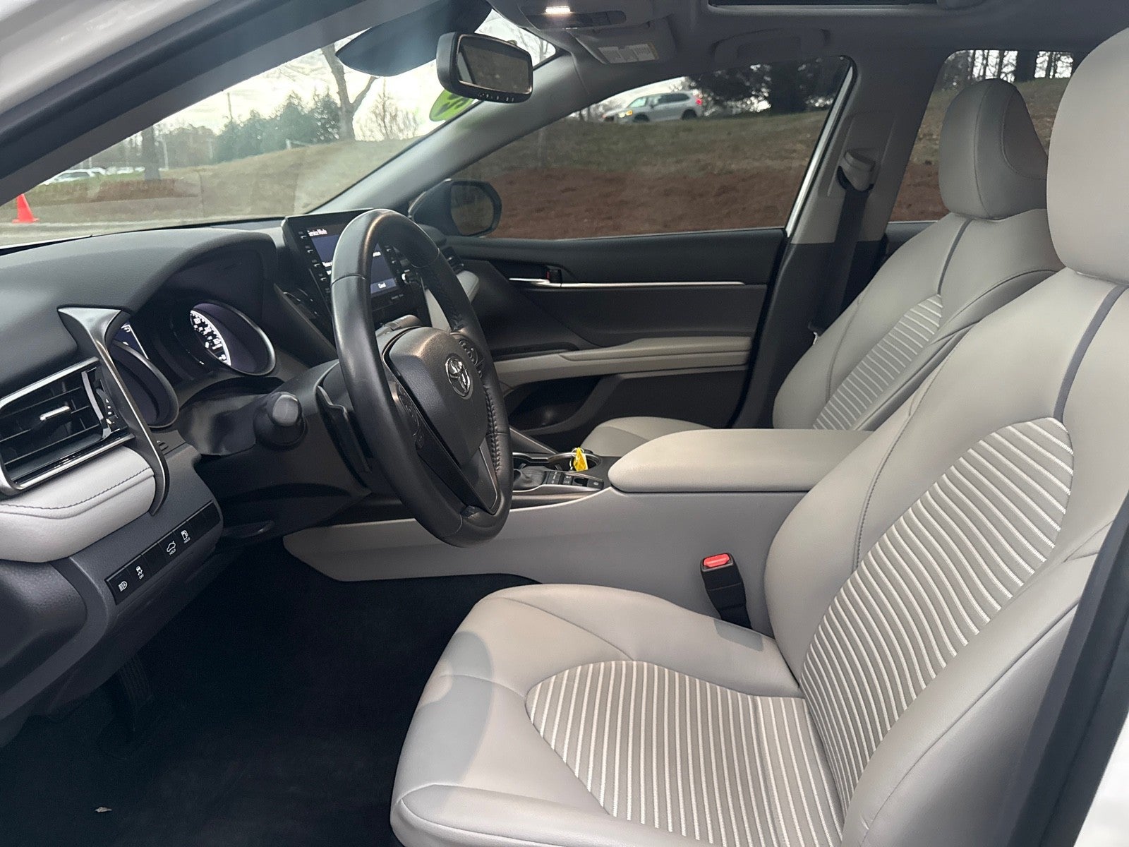 2022 Toyota Camry Hybrid SE