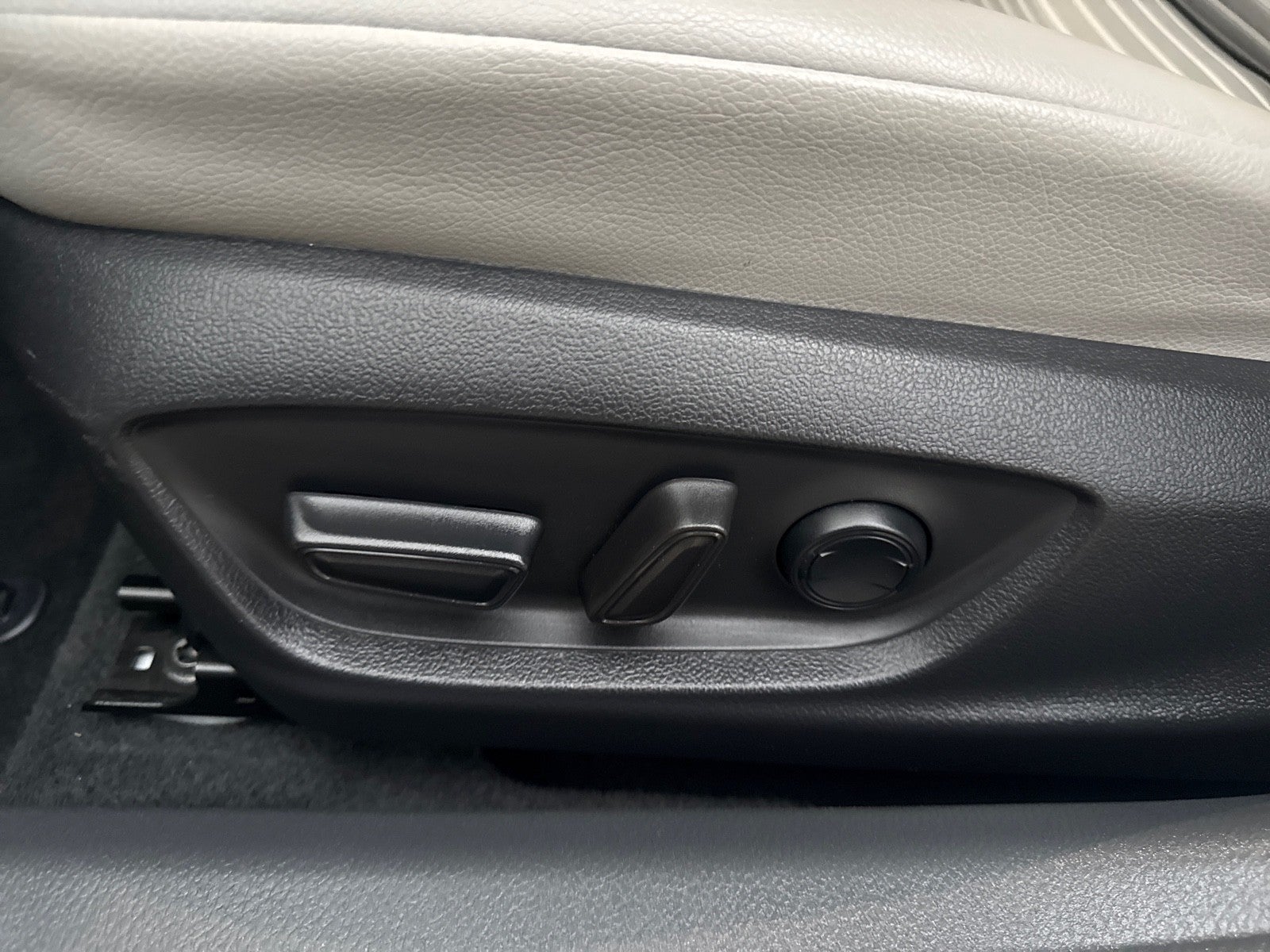 2022 Toyota Camry Hybrid SE