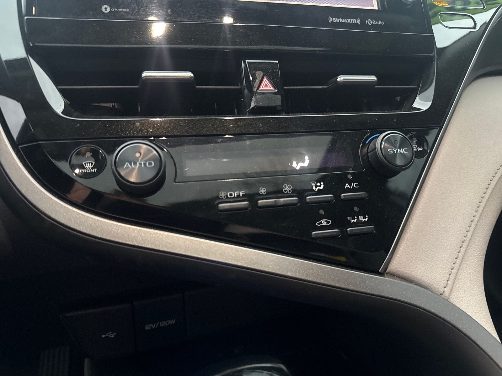 2022 Toyota Camry Hybrid SE