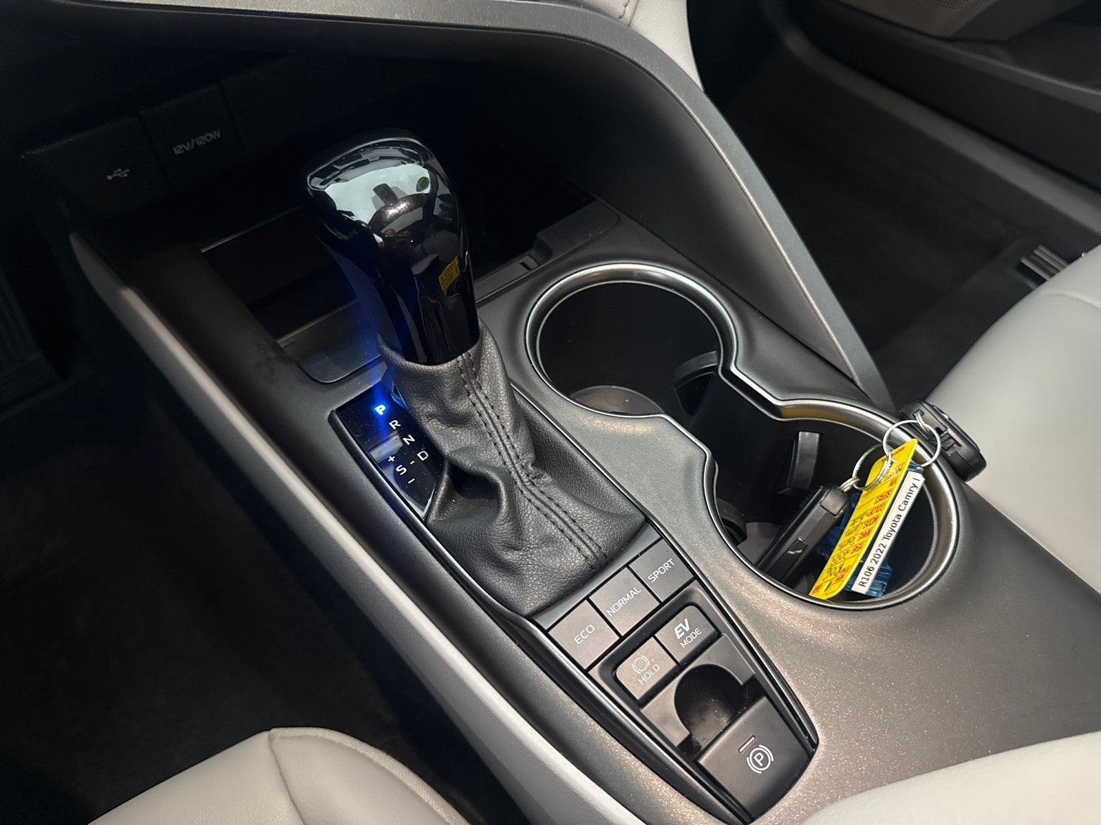 2022 Toyota Camry Hybrid SE