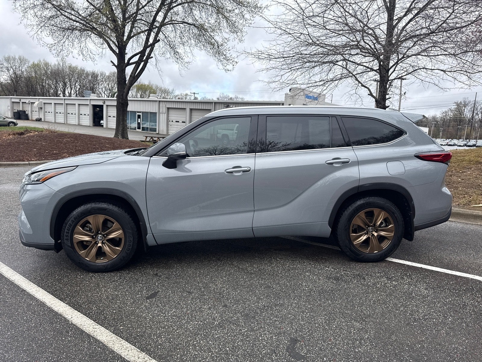 2022 Toyota Highlander Hybrid Bronze Edition